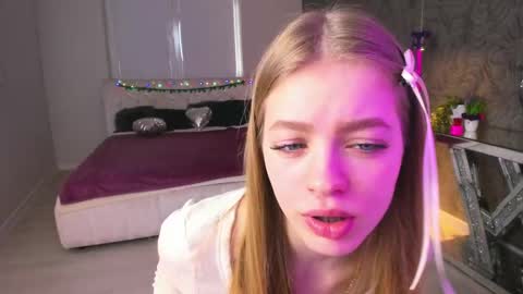 Snapshot of alisa_glamur chatting on 02.24.25 alisa_glamur online show from 02.24.25