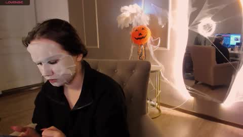 Snapshot of alisia_mars chatting on 10.15.25 Alisia online show from 10.15.25