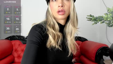 Snapshot of alissondomit chatting on 12.31.24 Alisson Domit online show from 12.31.24