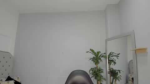 alix_18 online show from 10.04.25