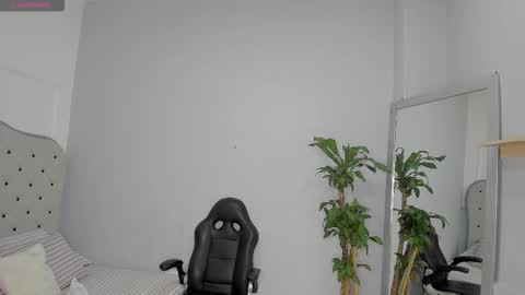 alix_18 online show from 10.11.25