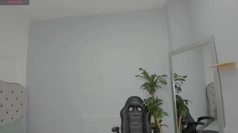 alix_18 online show from 10.31.25