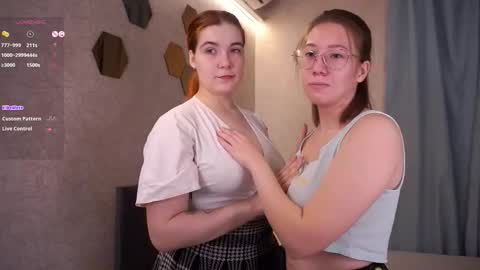 Snapshot of alleenvanhofwegen chatting on 10.19.25 Rin online show from 10.19.25