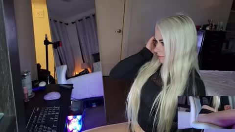 Snapshot of alliefyre chatting on 10.22.25 Allie Fyre online show from 10.22.25