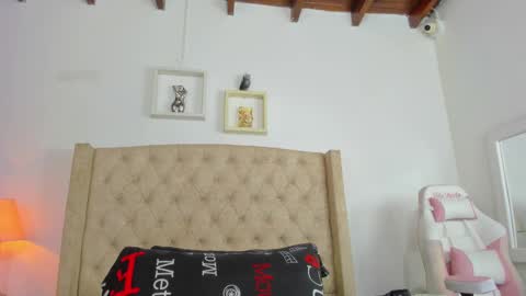 Snapshot of allisson_m chatting on 03.01.25 allisson online show from 03.01.25