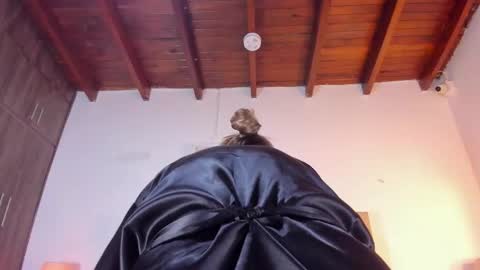 Snapshot of allisson_m chatting on 10.21.25 allisson online show from 10.21.25