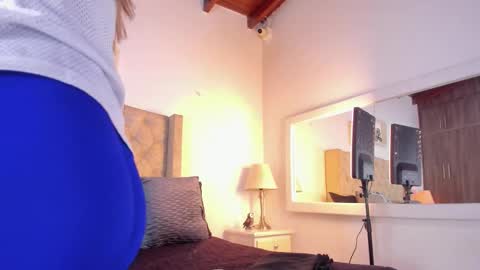 Snapshot of allisson_m chatting on 10.27.25 allisson online show from 10.27.25