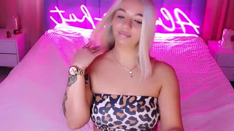 AlwaysHot online show from 10.18.25