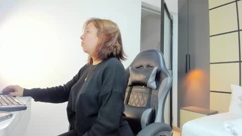 ALMA FENIX  online show from 09.29.25