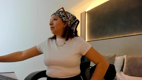 ALMA FENIX  online show from 10.18.25