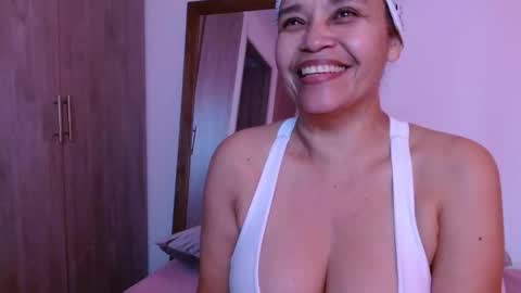 Snapshot of alma_sexyy chatting on 03.05.25 Alma online show from 03.05.25