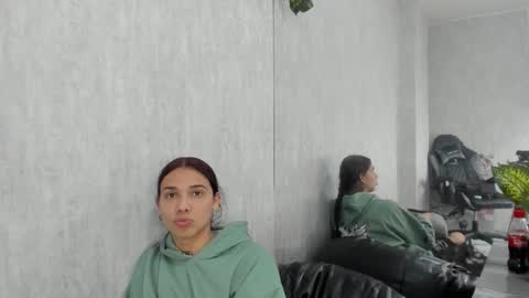 Snapshot of almazz_ chatting on 09.24.25 Santy online show from 09.24.25