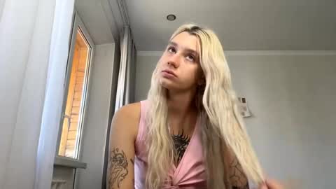 Snapshot of almetazorc chatting on 09.11.25 Arina online show from 09.11.25