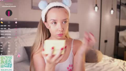 Snapshot of alodiaacomb chatting on 10.12.25 Lia online show from 10.12.25