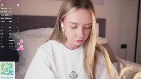 Snapshot of alodiaacomb chatting on 10.14.25 Lia online show from 10.14.25