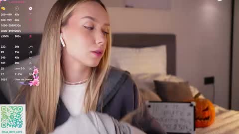 Snapshot of alodiaacomb chatting on 10.17.25 Lia online show from 10.17.25