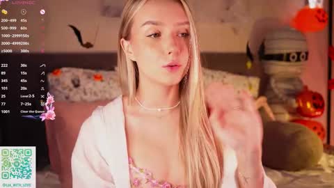 Snapshot of alodiaacomb chatting on 10.21.25 Lia online show from 10.21.25