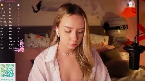 Snapshot of alodiaacomb chatting on 10.27.25 Lia online show from 10.27.25