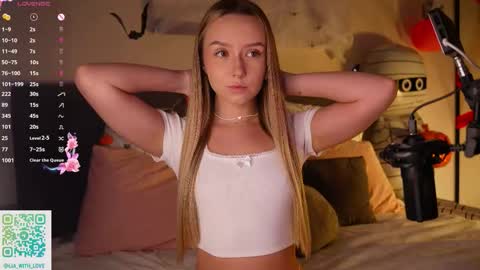 Snapshot of alodiaacomb chatting on 10.29.25 Lia online show from 10.29.25