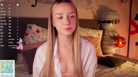 Snapshot of alodiaacomb chatting on 11.08.25 Lia online show from 11.08.25