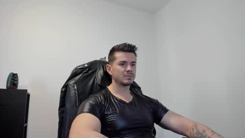 Snapshot of alphagodleatherking92 chatting on 10.05.25 LeatherMaster online show from 10.05.25