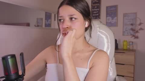 Snapshot of amaia_daniells chatting on 10.21.25 B I A N C A online show from 10.21.25