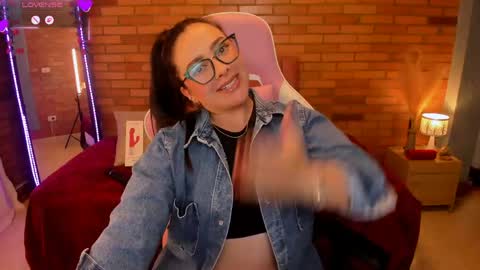 Snapshot of amaia_monet chatting on 06.08.26 Hi Im AmaiaHelp me reach 100 likes online show from 06.08.26