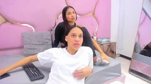 Snapshot of amaia_sophia chatting on 10.19.25 Amia y Sofia online show from 10.19.25