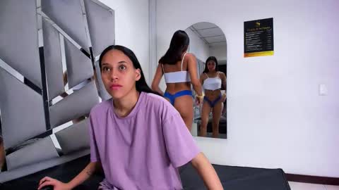 Snapshot of amaia_sophia chatting on 10.27.25 Amia y Sofia online show from 10.27.25