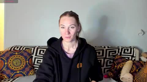 Snapshot of amalia_mio chatting on 10.12.25 Amalia online show from 10.12.25