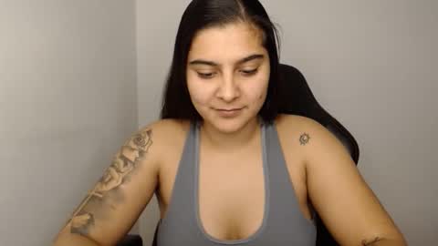 Snapshot of amanda5star chatting on 12.27.24 The queen of the biceps  online show from 12.27.24