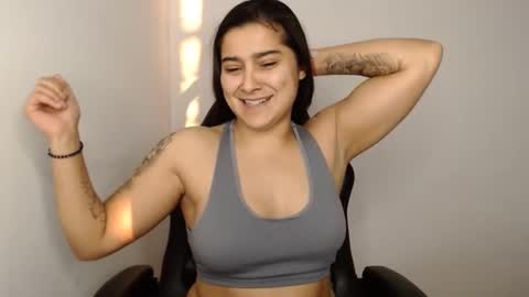 Snapshot of amanda5star chatting on 01.22.25 The queen of the biceps  online show from 01.22.25