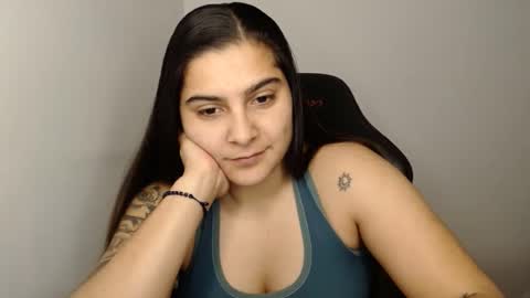 Snapshot of amanda5star chatting on 02.01.25 The queen of the biceps  online show from 02.01.25