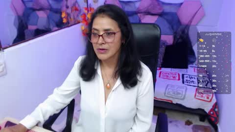 Snapshot of amandapeet chatting on 10.29.25 amandapeet online show from 10.29.25