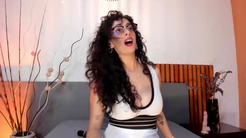 Amara Yasbel online show from 12.17.25