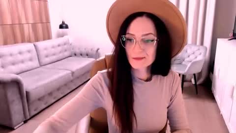 Snapshot of amazingeyes89 chatting on 11.28.25 Izza online show from 11.28.25