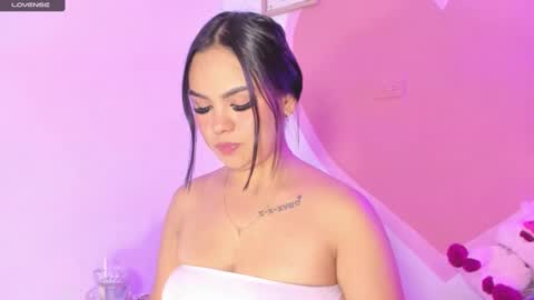 amber_white25 online show from 12.14.24