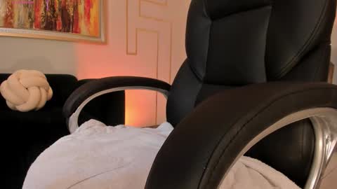 Snapshot of amberfarrell chatting on 10.30.25 Amber online show from 10.30.25