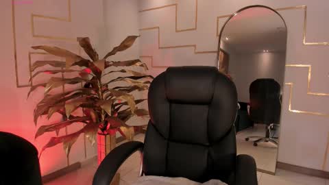 Snapshot of amberfarrell chatting on 10.31.25 Amber online show from 10.31.25