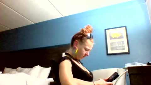 Snapshot of ambionce chatting on 04.18.26 ambionce online show from 04.18.26