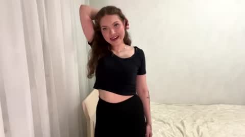 Snapshot of ameeteuscher chatting on 06.15.26 Mia online show from 06.15.26