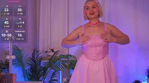 Snapshot of ameliawells chatting on 10.17.25  Amelia  online show from 10.17.25