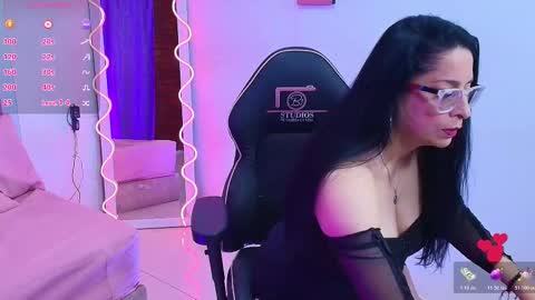 Snapshot of amely_tay chatting on 10.20.25 AMELY online show from 10.20.25