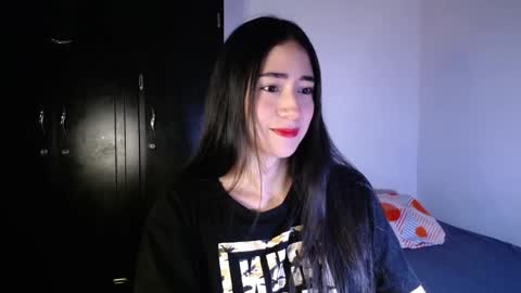 Snapshot of amelycaro chatting on 01.03.25 Amely online show from 01.03.25