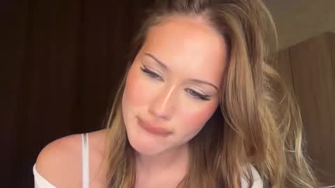 Snapshot of ami_amora chatting on 11.08.25 ami_amora online show from 11.08.25