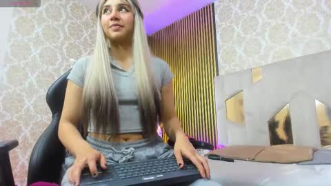 AMII TAY  online show from 09.09.25