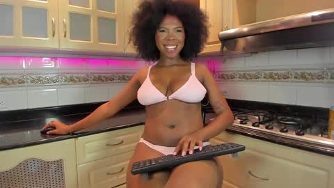 Snapshot of amirajones chatting on 05.30.26 amirajones online show from 05.30.26