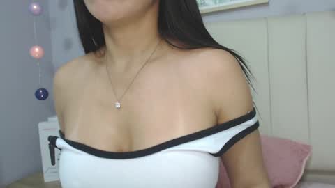 Snapshot of amy_le chatting on 02.06.25 Amy online show from 02.06.25