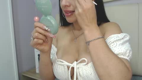 Snapshot of amy_le chatting on 02.19.25 Amy online show from 02.19.25