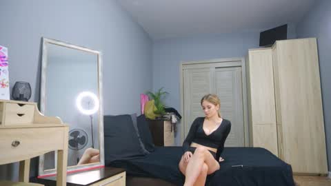 Snapshot of amylanee chatting on 09.18.25 amylanee online show from 09.18.25